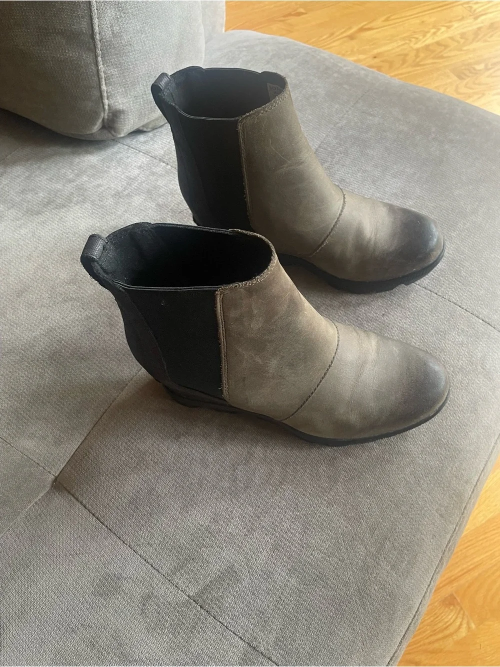 Women’s Sorel Green Leather Chelsea Lug Boot with Black Elastic